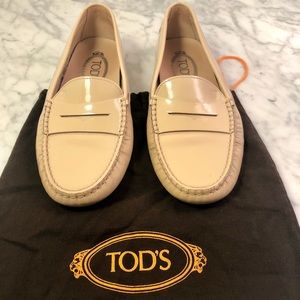 Tod’s Size 38 Beige Patent Leather Gommini Loafers